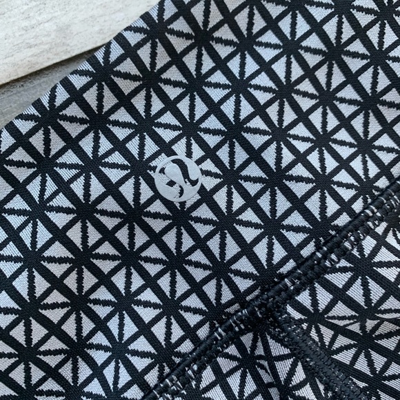 Lululemon • Black & Gray Wunder Under Leggings • 4 - Picture 4 of 16